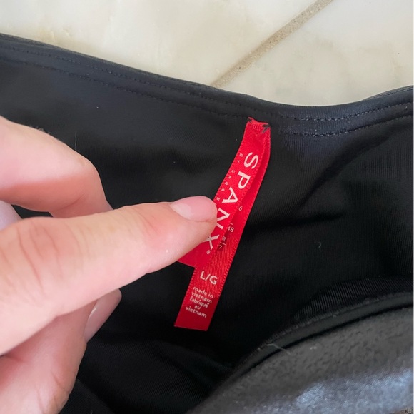 Spanx, women’s large, shiny vegan leather black wide waistband stretch leggings - Picture 3 of 7